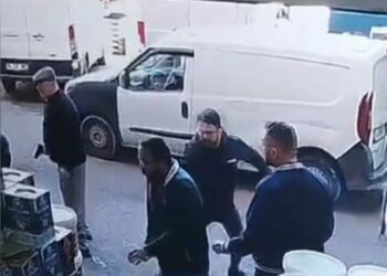 Bayrampaşa'da eski patronları yeni iş yerini bastı; iş görüşmesine gelen kişi silahla vuruldu