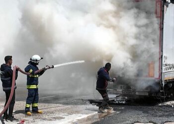 Gübre yüklü TIR'ın dorsesi yandı