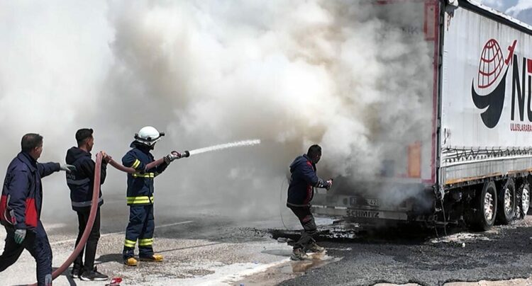 Gübre yüklü TIR'ın dorsesi yandı