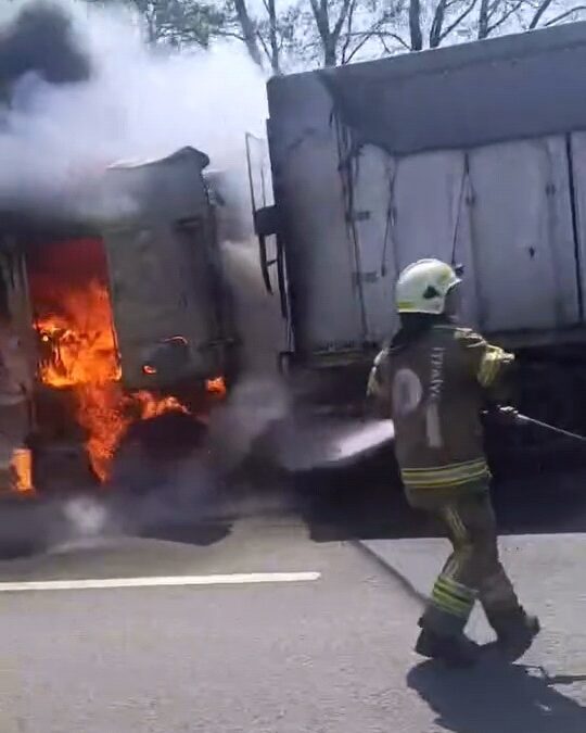 Seyir halindeyken alev alan TIR yandı