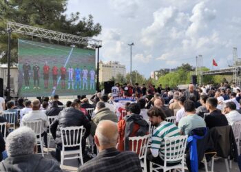 Mardin’de taraftar, play-off maçını dev ekrandan izledi
