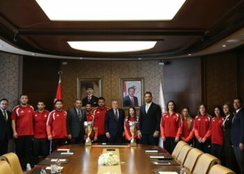 Bakan Bak, Milli güreşçileri kabul etti