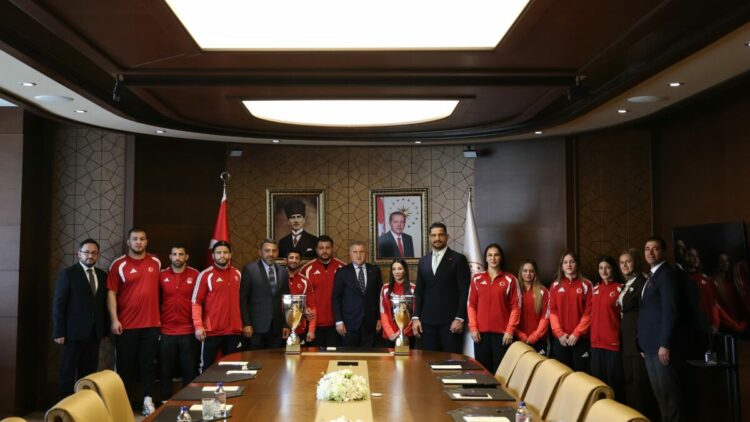 Bakan Bak, Milli güreşçileri kabul etti