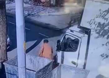 Avcılar’da kargo aracından cep telefonu hırsızlığı kamerada