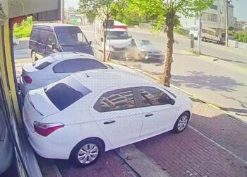 Kamyonet ile otomobilin çarpıştığı kaza kamerada; 2 yaralı