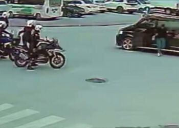 Yunus polislerinin trafikte Heimlich manevrası hayat kurtardı; müdahale anı kamerada