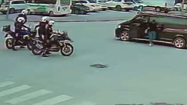 Yunus polislerinin trafikte Heimlich manevrası hayat kurtardı; müdahale anı kamerada