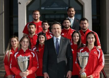 Bakan Bayraktar, Milli güreşçileri ağırladı