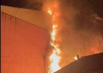 Hurdalıkta çıkan yangın bitişikteki binalara sıçradı