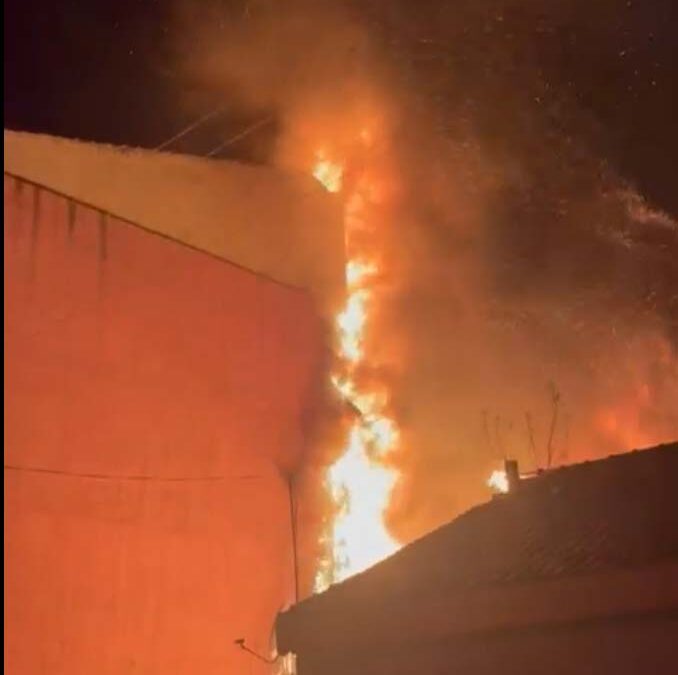 Hurdalıkta çıkan yangın bitişikteki binalara sıçradı