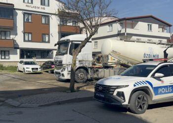 TIR’ın altına saklanıp, husumetli olduğu kardeşini öldürdü