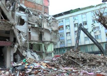 Zeytinburnu'nda inşaattan beton parçası düştü; 6 yaşındaki çocuk öldü
