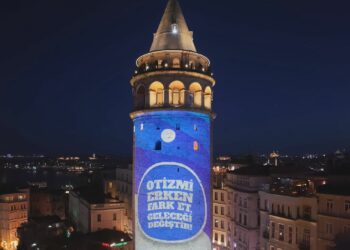 İstanbul'un sembol yapıları 'Dünya Otizm Farkındalık Günü'nde mavi kırmızı renklerle ışıklandırıldı