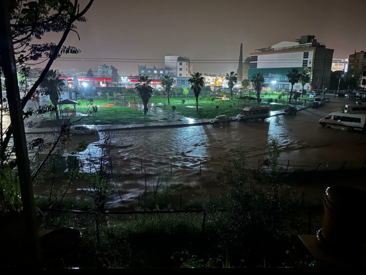 Osmaniye'de sağanak; Savrun Çayı ve Bülbül Deresi taştı