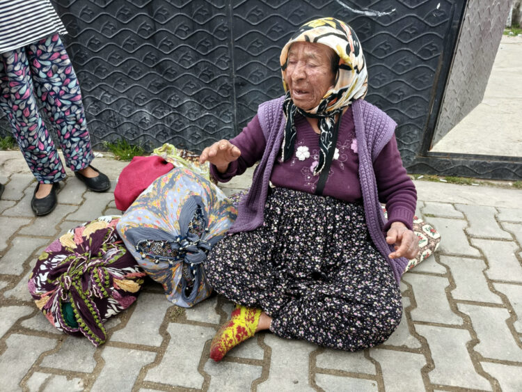 Yalnız yaşadığı evinde yangın çıkan kadını komşuları kurtardı