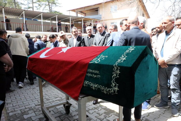 Kahramanmaraş’ta okuldaki saldırıda yaşamını yitiren öğrenciler toprağa verildi