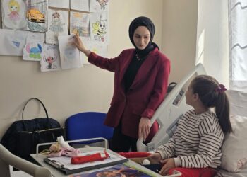 Diyaliz yatağı okul sırası oldu; 13 yaşındaki Melek’in okuma azmi