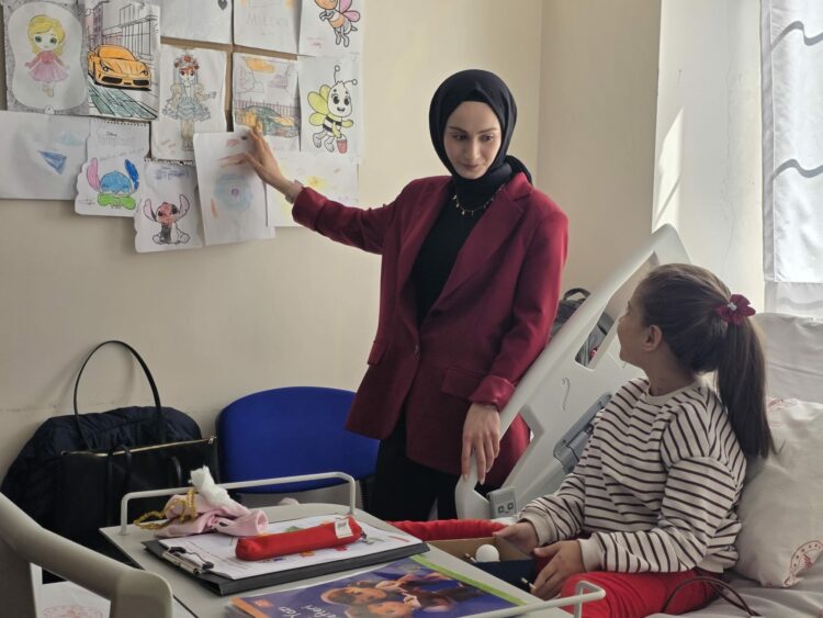 Diyaliz yatağı okul sırası oldu; 13 yaşındaki Melek’in okuma azmi