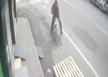 Yol kenarındaki paletlere çarpan bisikletin sürücüsü takla atıp düştü