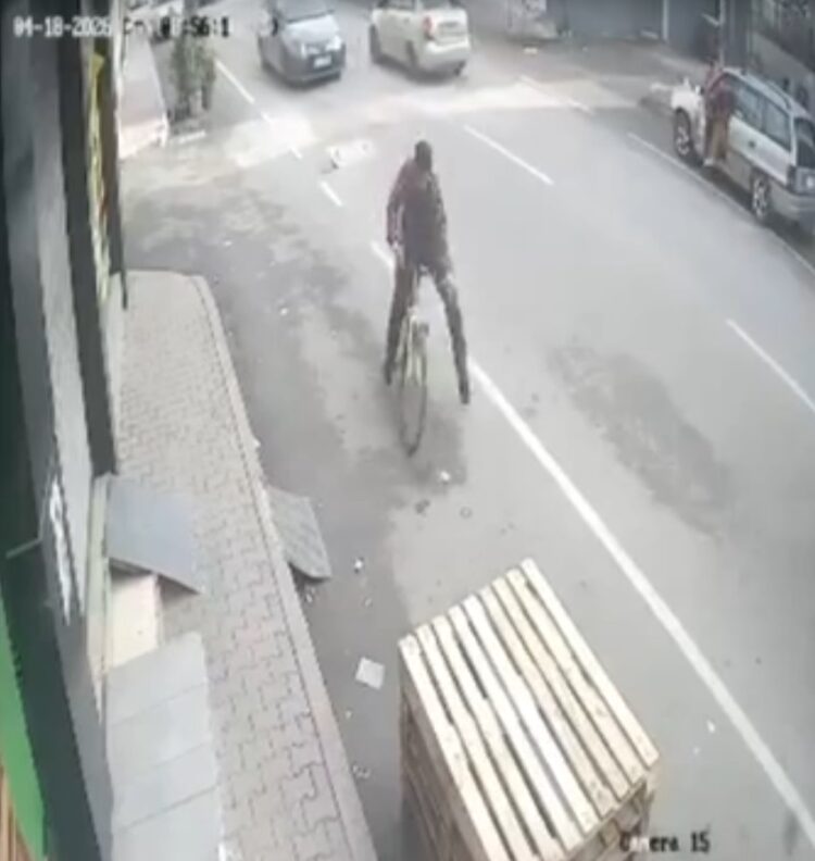 Yol kenarındaki paletlere çarpan bisikletin sürücüsü takla atıp düştü