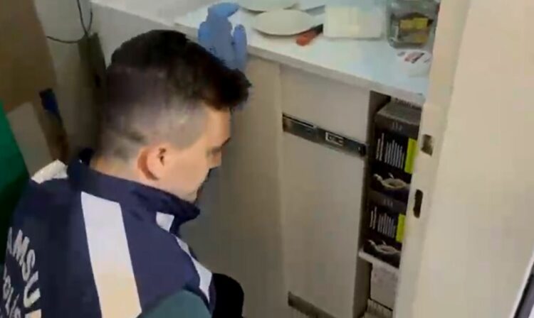 İş yerinin mutfağındaki gizli bölmede 1 milyon kaçak makaron ele geçirildi