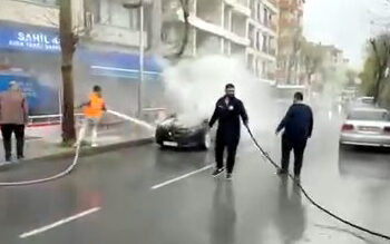 Avcılar'da otomobilin motoru alev aldı; su tankeri ile söndürüldü