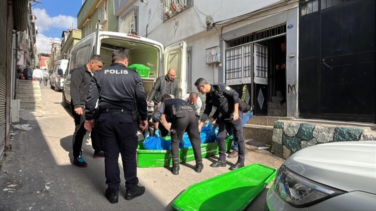 14 yaşındaki kız çocuğu, babasını boynundan bıçaklayıp, öldürdü