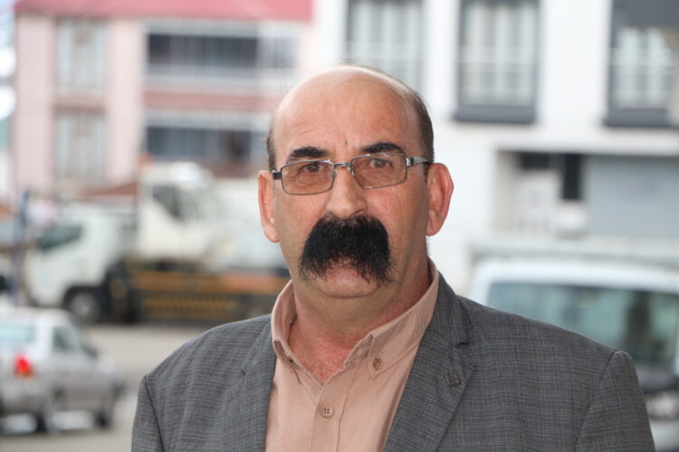 Bıyıklarıyla gündem olan ilçe başkanı: Yakıştığı için uzattım