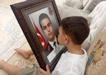 3 yaşındaki Sezer, adını aldığı şehit amcasının mezarını öpüp, suladı