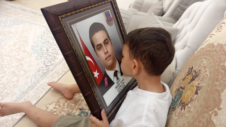 3 yaşındaki Sezer, adını aldığı şehit amcasının mezarını öpüp, suladı