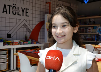 Matematik şampiyonu Lina, yeni zaferini okul saldırısında ölen öğrencilere armağan etti