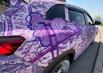 Otomobilini Türk motiflerinin yer aldığı mor renkli halıyla kapladı