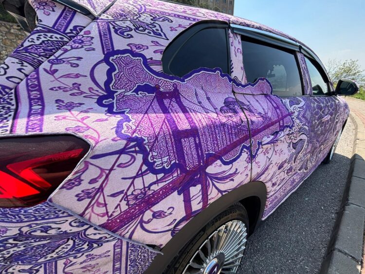 Otomobilini Türk motiflerinin yer aldığı mor renkli halıyla kapladı