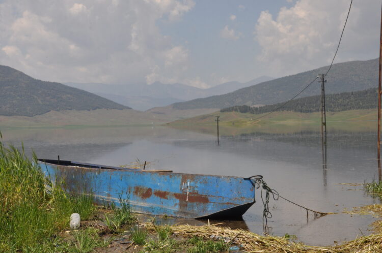 Tahtaköprü Barajı kıyısındaki elektrik direkleri, 52 yıl sonra ilk kez suya gömüldü