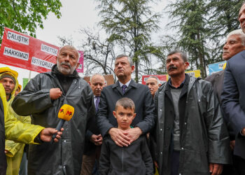 Özgür Özel açlık grevindeki madencileri ziyaret etti
