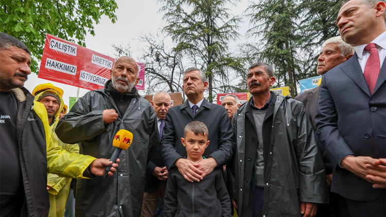 Özgür Özel açlık grevindeki madencileri ziyaret etti