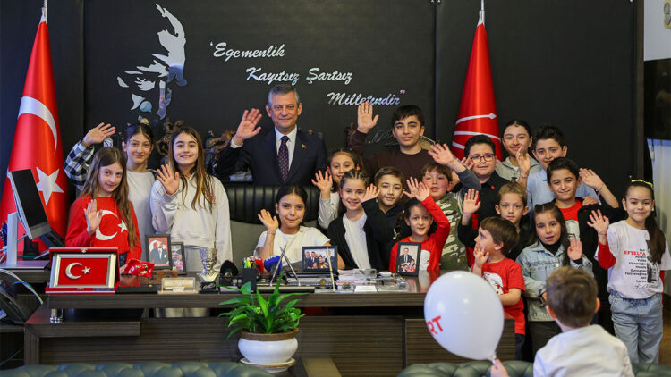 Özgür Özel 23 Nisan’da koltuğunu depremzede öğrenciye devretti