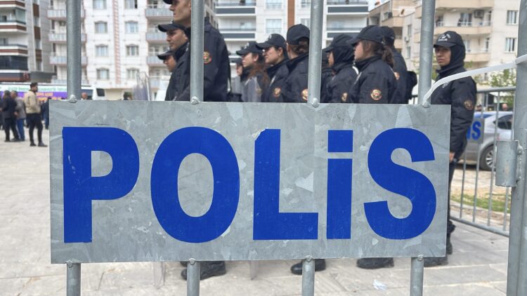 Denizli'de okul saldırılarıyla ilgili yanıltıcı paylaşımlar yapan 2 şüpheli gözaltına alındı