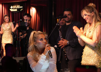 Zeynep Avcı’nın sahnesinde Demet Akalın kutlaması