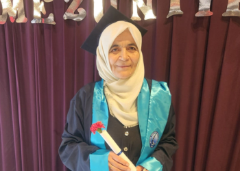 65 yaşında üniversiteden mezuniyet sevinci yaşadı
