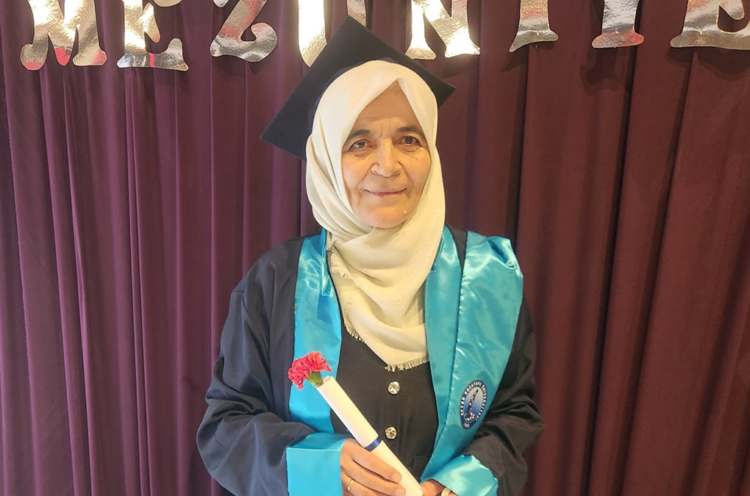 65 yaşında üniversiteden mezuniyet sevinci yaşadı