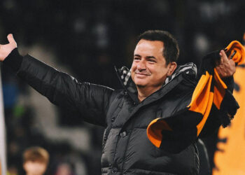Hull City, Premier Lig’e yükseldi; Acun Ilıcalı, Türk bayrağı açıp kupayı kaldırdı