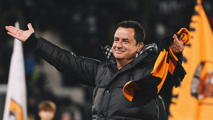 Hull City, Premier Lig’e yükseldi; Acun Ilıcalı, Türk bayrağı açıp kupayı kaldırdı