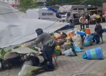 Artvin’de fırtına nedeniyle pazardaki tezgahlar devrildi, ürünler etrafa savruldu