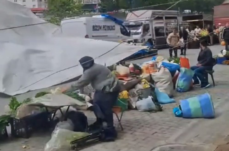 Artvin’de fırtına nedeniyle pazardaki tezgahlar devrildi, ürünler etrafa savruldu