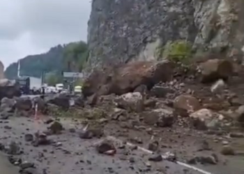 Artvin’de heyelan; yol ulaşım kapandı