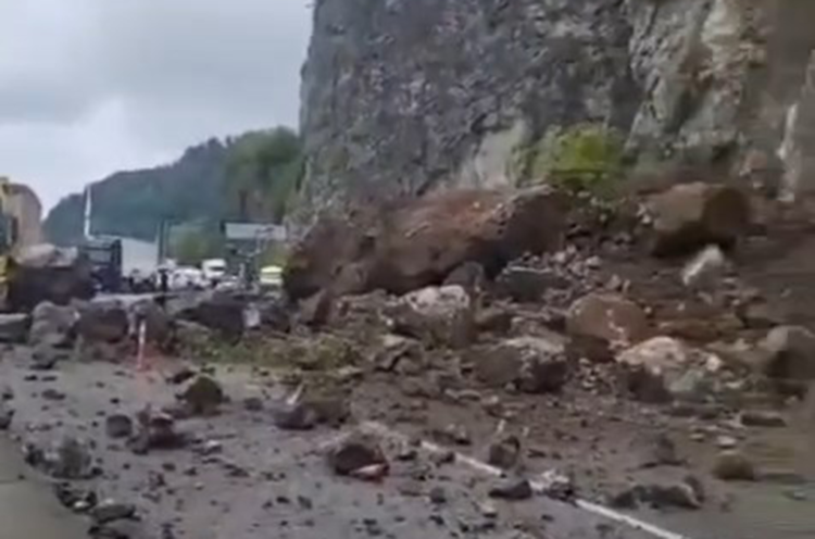 Artvin’de heyelan; yol ulaşım kapandı