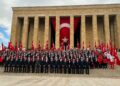 Bakan Bak, gençler ve sporcularla birlikte Anıtkabir'i ziyaret etti