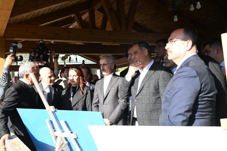 Ulaştırma ve Altyapı Bakanı Abdulkadir Uraloğlu, Silifke-Mut-Sertavul yolunda yürütülen çalışmaları inceledi, açıklama yaptı. Fotoğraf: Ankara, (DHA)