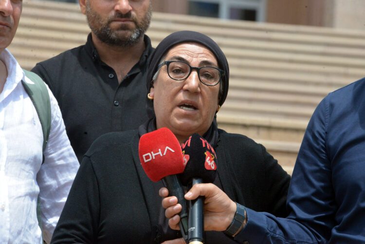 Kahramanmaraş’ın Pazarcık ilçesinde öldürülen Alev Koç’un annesi Cennet Koç (Fotoğrafta), failin en ağır şekilde cezalandırılmasını istedi. Fotoğraf: Ömer KOÇ/KAHRAMANMARAŞ, (DHA)